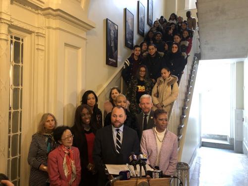 中國僑網(wǎng)市議會懸掛八位歷史女性畫像,為新一代年輕女性做出榜樣。(美國《世界日報》/張晨 攝)