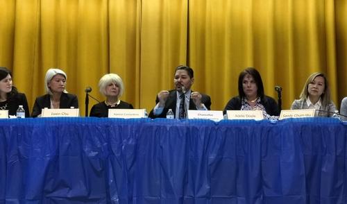 中國僑網(wǎng)紐約市教育總監(jiān)卡蘭扎因特殊高中改革問題被家長現(xiàn)場質(zhì)問。(美國《世界日報》/黃伊奕 攝)