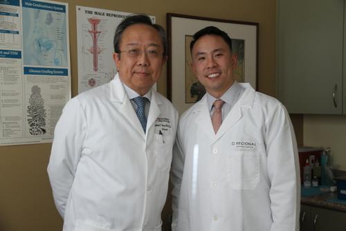 中國僑網黃禹(左起)與兒子黃孝積一起開業(yè),備感欣慰。(美國《世界日報》/李榮 攝)