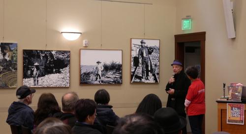 中國僑網(wǎng)畫家佩里介紹他的三幅作品。(美國《世界日報(bào)》/梁雨辰 攝)