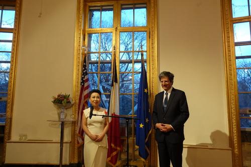 中國(guó)僑網(wǎng)謝可緯(左)接受法國(guó)常駐聯(lián)合國(guó)代表Francois Delattre所頒發(fā)的法國(guó)國(guó)家榮譽(yù)騎士勛章。(美國(guó)《世界日?qǐng)?bào)》/金春香 攝)