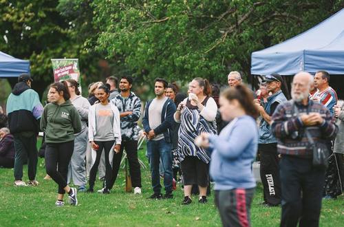 中國(guó)僑網(wǎng)到場(chǎng)參加哀悼活動(dòng)的當(dāng)?shù)孛癖? /></div><!--圖片--><!--圖片說(shuō)明-->
<div id=