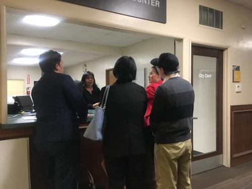 中國僑網(wǎng)反大麻團(tuán)體“大圣蓋博谷拯救小區(qū)基金會(huì)”聯(lián)合前艾市政府書記官Jonathan Hawes遞交針對第二、三處大麻工廠建案的公投(Referendum)申請。(美國《世界日報(bào)》/林佩錦 攝)