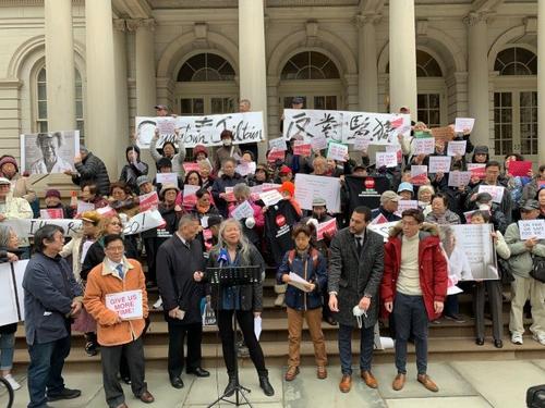 中國(guó)僑網(wǎng)紐約華埠多個(gè)社團(tuán)25日在市政廳前集會(huì),抗議市府計(jì)劃在華埠白街125號(hào)新建監(jiān)獄的計(jì)劃。(美國(guó)《世界日?qǐng)?bào)》/和釗宇 攝)