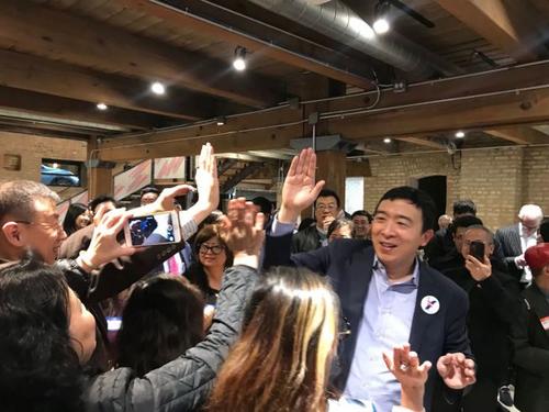 中國僑網(wǎng)楊安澤與華裔支持者親切互動。(美國《世界日報》/董宇 攝)