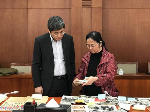 中國(guó)僑網(wǎng)招思虹向中國(guó)人民抗日戰(zhàn)爭(zhēng)紀(jì)念館館長(zhǎng)李宗遠(yuǎn)介紹文物。(中新社記者 冉文娟 攝)