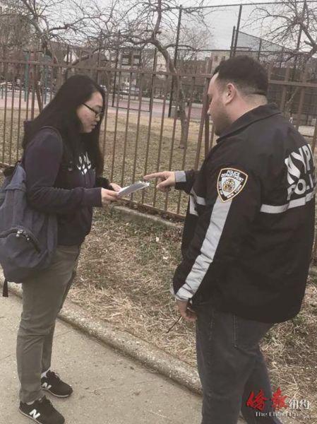 中國(guó)僑網(wǎng)羊頭灣警方在公園宣傳安全知識(shí)。(圖片來源:美國(guó)《僑報(bào)》)