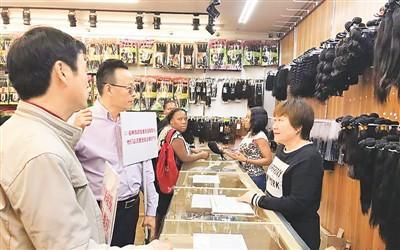 中國(guó)僑網(wǎng) 南非華人社團(tuán)在商城募捐。 孫想錄攝