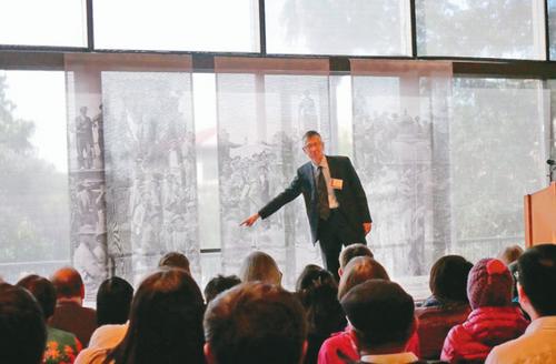 中國僑網(wǎng)斯坦福大學(xué)歷史學(xué)家張少書指著老照片中的中國人身影。(美國《世界日報(bào)》/梁雨辰 攝)