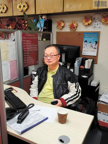 中國僑網(wǎng)麥?zhǔn)?quán)在新僑服務(wù)中心義務(wù)幫市民報(bào)稅20年。(美國《星島日?qǐng)?bào)》/馬欣 攝)