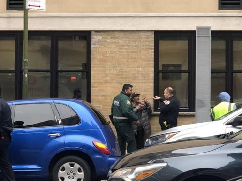 中國(guó)僑網(wǎng)紐約警員與救援人員在現(xiàn)場(chǎng)了解情況。(美國(guó)《世界日?qǐng)?bào)》/張晨 攝)