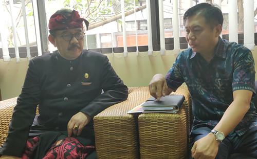 中國(guó)僑網(wǎng)茍總領(lǐng)事向佐科達(dá)副省長(zhǎng)表達(dá)關(guān)切。(圖片來(lái)源:中國(guó)駐登巴薩總領(lǐng)館網(wǎng)站)