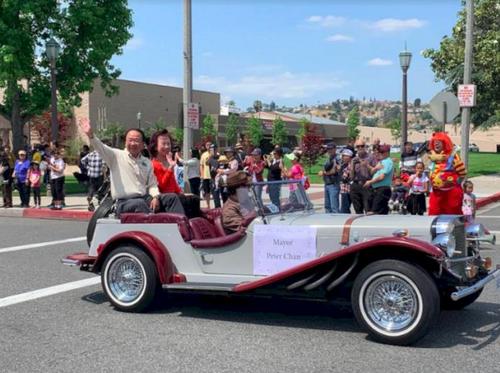 中國僑網(wǎng)美國蒙特利公園市市長陳贊新夫婦。(美國《世界日報(bào)》/張?jiān)?攝)