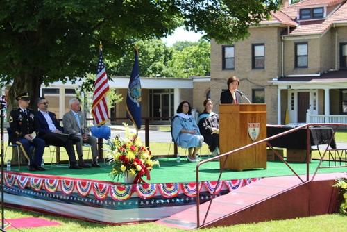 中國僑網(wǎng)校長張潔(發(fā)言者)以自身經(jīng)歷勉勵(lì)學(xué)生做一個(gè)有毅力和韌性的人。(美國《世界日報(bào)》/劉大琪 攝)