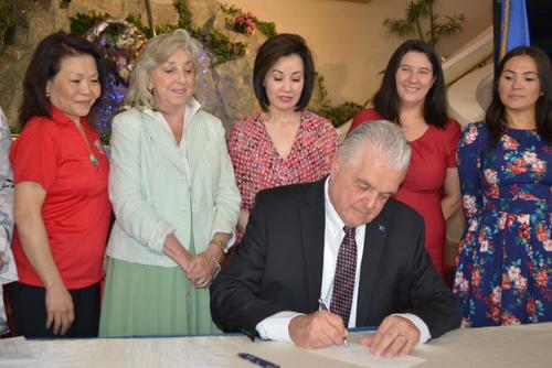 中國僑網(wǎng)美國內華達州長希索立克在中國城簽署法案。(美國《世界日報》/馮鳴臺 攝)