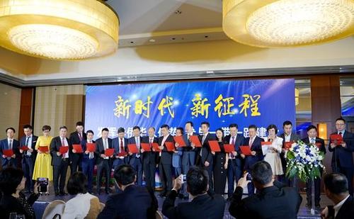 中國(guó)僑網(wǎng)歐洲浙江籍僑團(tuán)負(fù)責(zé)人宣讀“羅馬宣言” 。(歐聯(lián)通訊社 張宇典 攝)