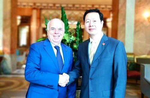 中國僑網(wǎng)意大利總理府部長會議主席卡羅·卡普里亞會見意大利僑領(lǐng)季志海。(歐聯(lián)社 博源 攝)