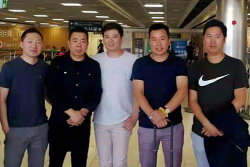 中國僑網(wǎng)意大利僑領(lǐng)翁武平(左二)與愛爾蘭僑領(lǐng)合影。(意大利歐聯(lián)通訊社)