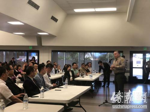 中國(guó)僑網(wǎng)美國(guó)洛杉磯縣第33任警察局局長(zhǎng)維拉紐瓦在與聽(tīng)眾進(jìn)行互動(dòng)。(美國(guó)《僑報(bào)》/王珂瑩 攝)