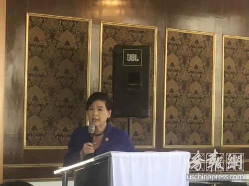中國僑網(wǎng)美國聯(lián)邦眾議員趙美心在新聞發(fā)布會現(xiàn)場致辭。(美國《僑報》/王珂瑩 攝)