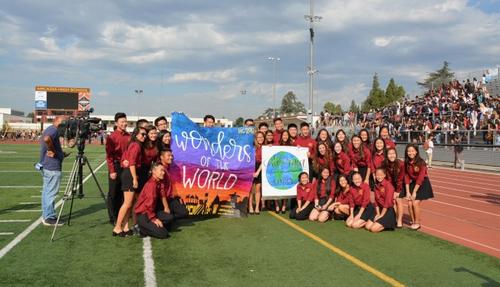 中國僑網(wǎng)美國亞凱迪亞高中學(xué)生團(tuán)體合影留念。(美國《世界日報(bào)》/丁曙 攝)