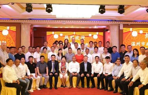 中國僑網(wǎng)與會(huì)人員合影。(《歐洲時(shí)報(bào)》微信公眾號(hào))