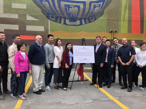 中國僑網(wǎng)美國波士頓華埠全新壁畫古瓶記揭幕。(美國《世界日報》/劉晨懿之 攝)