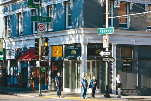 中國僑網(wǎng)案件發(fā)生于舊金山華埠Kearny街及企李街交界處。(美國《世界日報(bào)》/李秀蘭 攝)