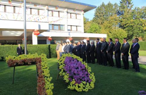 中國僑網(wǎng)曹大使率全體駐比外交官參加升旗儀式