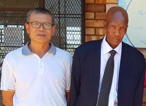 中國僑網(wǎng)仲志維走訪西北省一位酋長(zhǎng)。(南非僑網(wǎng))