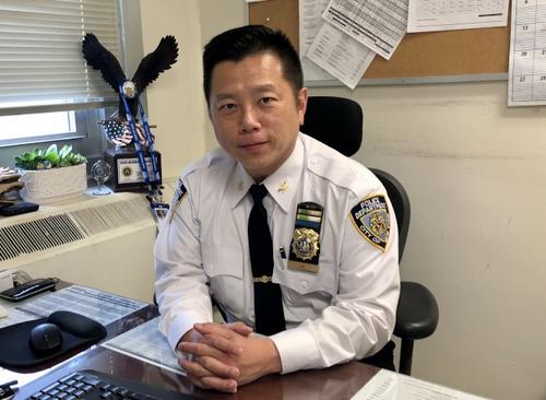 中國僑網(wǎng)吳銘恒非常愿意把多年積累的經(jīng)驗與年輕警員分享。(美國《世界日報》/朱蕾 攝)