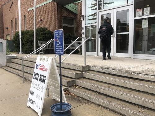 中國(guó)僑網(wǎng)摩頓華人積極參與地方選舉。(美國(guó)《世界日?qǐng)?bào)》/劉晨懿之 攝)