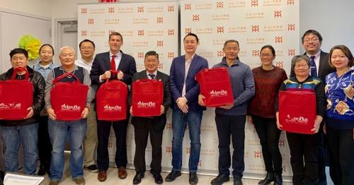 中國僑網(wǎng)圖為亞平會22日舉辦感恩節(jié)午餐會,邀請民選官員與工作人員同歡。 (美國《世界日報》/牟蘭 攝)