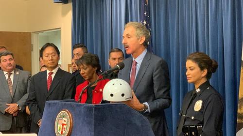 中國僑網(wǎng)圖為洛杉磯市檢察長富爾(Mike Feuer)介紹問題。(美國《世界日報》/王子銘 攝)