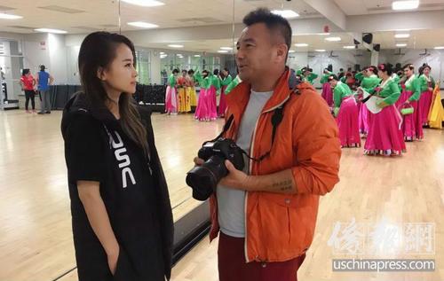 中國僑網(wǎng)圖為會長任成勇和導演張萌在討論節(jié)目安排。(美國《僑報》/高睿 攝)