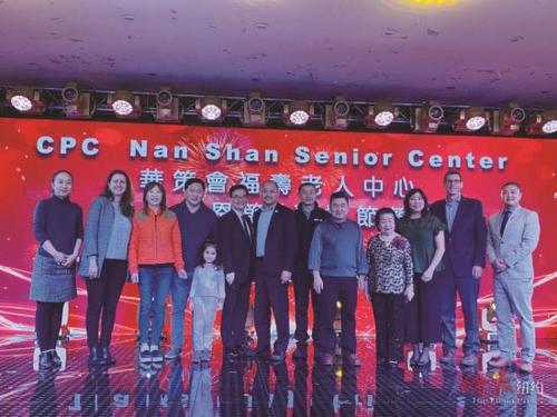 中國僑網圖為華策會福壽老人中心感恩節(jié)/圣誕節(jié)餐會合影。(美國僑報網/張晶 攝)