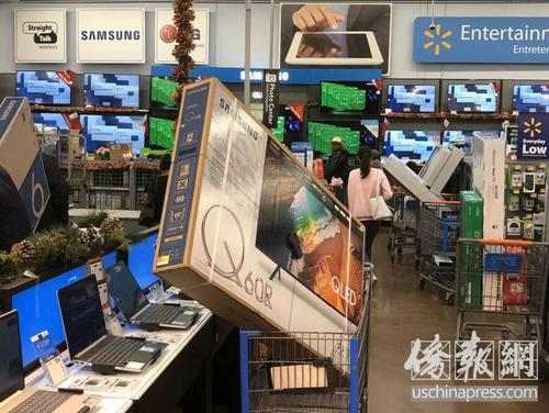 中國(guó)僑網(wǎng)圖為柔似蜜市沃爾瑪連鎖店大屏幕彩電購(gòu)物車(chē)塞滿(mǎn)商場(chǎng)。(美國(guó)僑報(bào)網(wǎng)/高睿 攝)
