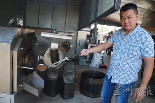 中國(guó)僑網(wǎng)陳文光“炒咖啡”已駕輕就熟。(馬來(lái)西亞《星洲日?qǐng)?bào)》/鄭霹麟 攝)