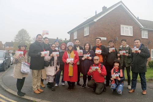 中國僑網(wǎng)Sarah Owen(左6)在拜票活動(dòng)中。(《歐洲時(shí)報(bào)》/田皓雪子 攝)