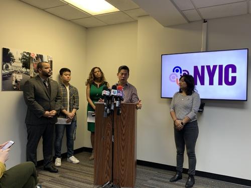 中國僑網(wǎng)紐約州無證移民14日起可申請駕照,圖為紐約移民聯(lián)盟9日舉行記者會介紹申請駕照的相關信息。(美國《世界日報》/和釗宇 攝)