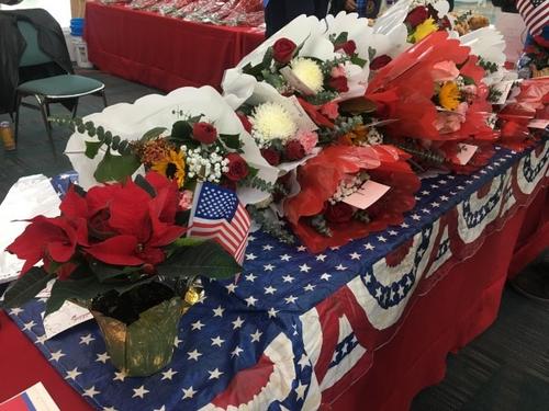 中國(guó)僑網(wǎng)公民宣誓儀式帶動(dòng)周邊產(chǎn)品熱賣。(美國(guó)《世界日?qǐng)?bào)》/王全秀子 攝)