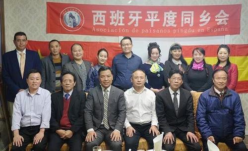 中國僑網(wǎng)與會來賓合影。(《歐洲時報》/唐奕奕 攝)