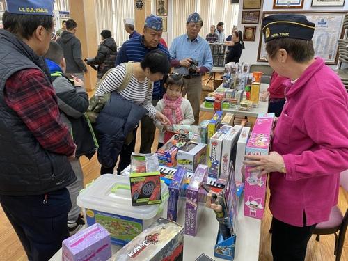 中國(guó)僑網(wǎng)紐約華裔退伍軍人會(huì)為孩童派發(fā)免費(fèi)禮物。 (美國(guó)《世界日?qǐng)?bào)》/金春香 攝)