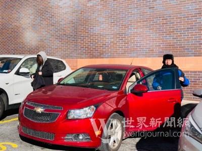 中國(guó)僑網(wǎng)許多泊車師傅大冷天仍需長(zhǎng)時(shí)間在戶外工作。(美國(guó)《世界日?qǐng)?bào)》/賴蕙榆 攝)