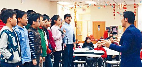 中國(guó)僑網(wǎng)華康會(huì)圣誕音樂(lè)會(huì)現(xiàn)場(chǎng)。 (美國(guó)《星島日?qǐng)?bào)》/張之銘 攝)