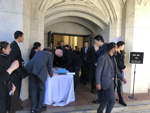 中國(guó)僑網(wǎng)大批親友參加曾某的追思會(huì)。(美國(guó)《世界日?qǐng)?bào)》 劉先進(jìn)/攝)