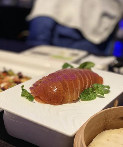 中國僑網(wǎng)大董的招牌烤鴨,卻被紐約時報食評稱之為“干且無味”。(美國《世界日報》張晨/攝)