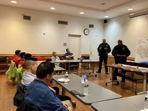 中國(guó)僑網(wǎng)紐約五分局警員提醒民眾注意街頭盜竊。(美國(guó)《世界日?qǐng)?bào)》/鄭怡嫣 攝)