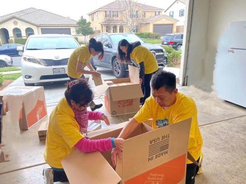 中國僑網(wǎng)加州湖北同鄉(xiāng)總會的義工們連日來加班加點(diǎn),將救援組織送往疫區(qū)。(美國《世界日報(bào)》/趙林供圖)