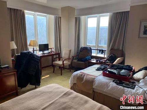 中國(guó)僑網(wǎng)一人一間的隔離觀察室 杰夫 攝